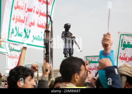 Sanaa, Jemen. Juli 2024. Huthis-Anhänger protestieren am 26. Juli 2024 in Sanaa, Jemen. Quelle: Hamza Ali/Alamy Live News Stockfoto