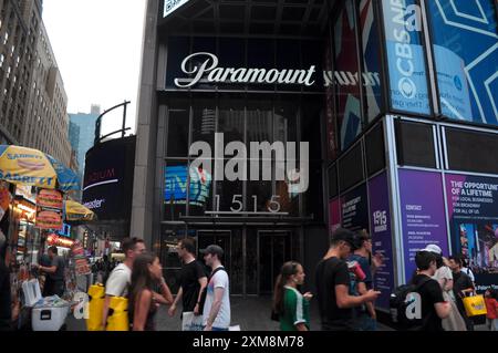 New York, Usa. Juli 2024. Das Paramount Bürogebäude befindet sich am Times Square, Manhattan, New York City. (Foto: Jimin Kim/SOPA Images/SIPA USA) Credit: SIPA USA/Alamy Live News Stockfoto