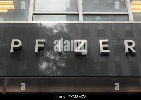 New York, Usa. Juli 2024. Das Pfizer World-Hauptquartier befindet sich in Manhattan, New York City. (Foto: Jimin Kim/SOPA Images/SIPA USA) Credit: SIPA USA/Alamy Live News Stockfoto