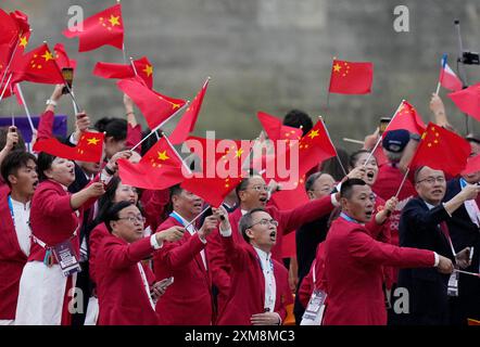 Paris, Frankreich. Juli 2024. Athleten des Teams China reisen auf der seine bei der Parade der Nationen während der Eröffnungszeremonie der Olympischen Spiele 2024 in Paris, Frankreich, am Freitag, den 26. Juli 2024. Mehr als 10.000 Athleten aus 206 Ländern werden an den Olympischen Sommerspielen teilnehmen, die vom 26. Juli bis 11. August stattfinden. Foto: Paul Hanna/UPI Credit: UPI/Alamy Live News Stockfoto