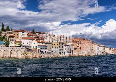 Farbenfrohe historische Gebäude der Altstadt von Rovinj vom Meer aus gesehen, Rovinj, Kroatien, Europa Stockfoto