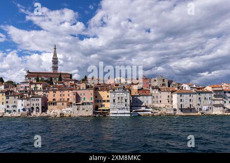 Farbenfrohe historische Gebäude der Altstadt von Rovinj vom Meer aus gesehen, Rovinj, Kroatien, Europa Stockfoto