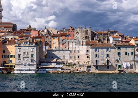 Farbenfrohe historische Gebäude der Altstadt von Rovinj vom Meer aus gesehen, Rovinj, Kroatien, Europa Stockfoto