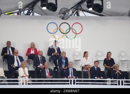 Paris, Frankreich. Juli 2024. Der französische Präsident Emmanuel Macron und Thomas Bach, Präsident des Internationalen Olympischen Komitees, warten auf den Beginn der Eröffnungszeremonie der Olympischen Spiele 2024 in Paris, Frankreich, am Freitag, den 26. Juli 2024. Mehr als 10.000 Athleten aus 206 Ländern werden an den Olympischen Sommerspielen teilnehmen, die vom 26. Juli bis 11. August stattfinden. Foto: Richard Ellis/UPI Credit: UPI/Alamy Live News Stockfoto