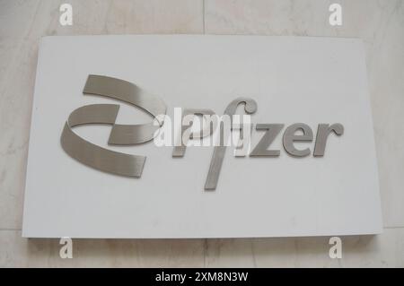 New York, USA. Juli 2024. Das Pfizer-Schild ist außerhalb des Pfizer World-Hauptquartiers in Manhattan, New York City, zu sehen. (Credit Image: © Jimin Kim/SOPA Images via ZUMA Press Wire) NUR REDAKTIONELLE VERWENDUNG! Nicht für kommerzielle ZWECKE! Stockfoto