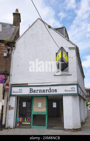 Das Barnardo's Geschäft im Stadtzentrum von Dumfries in Schottland ist geschlossen und das Gebäude steht zum Verkauf oder Vermietung bereit. Stockfoto