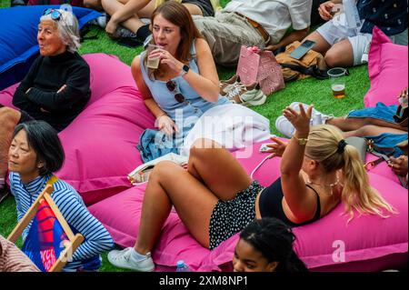 London, Großbritannien. Juli 2024. Lady Gaga unterhält die Menge – Eine große Menge beobachtet die Eröffnungszeremonie der Olympischen Spiele 2024 in der offiziellen Team GB Fan Zone in Kings Cross, London. Guy Bell/Alamy Live News Stockfoto