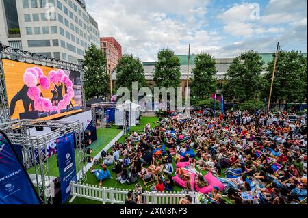 London, Großbritannien. Juli 2024. Lady Gaga unterhält die Menge – Eine große Menge beobachtet die Eröffnungszeremonie der Olympischen Spiele 2024 in der offiziellen Team GB Fan Zone in Kings Cross, London. Guy Bell/Alamy Live News Stockfoto