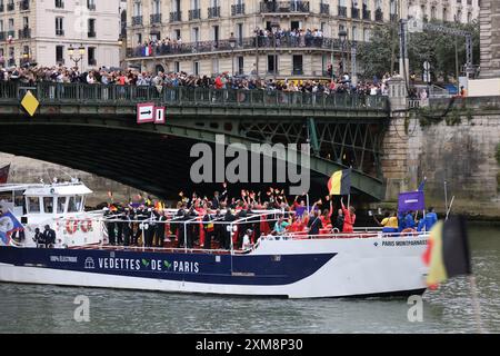 Paris, Frankreich. Juli 2024. Eröffnungszeremonien. Belgische Athleten schweben während der Eröffnungszeremonie der Olympischen Spiele 2024 auf der seine. Quelle: Adam Stoltman/Alamy Live News Stockfoto