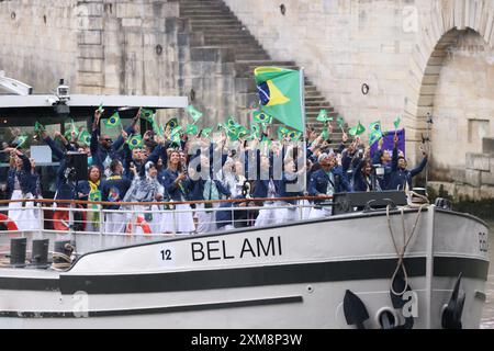 Paris, Frankreich. Juli 2024. Eröffnungszeremonien. Die brasilianischen Athleten schwebten auf der seine Credit: Adam Stoltman/Alamy Live News Stockfoto