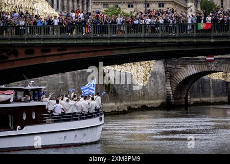 PARIS - Boote mit Athleten während der Eröffnungszeremonie der Olympischen Spiele in Paris. Zum ersten Mal in der Geschichte der Olympischen Sommerspiele findet die Eröffnungszeremonie nicht in einem Stadion statt, sondern an der seine. ANP REMKO DE WAAL Credit: ANP/Alamy Live News Stockfoto