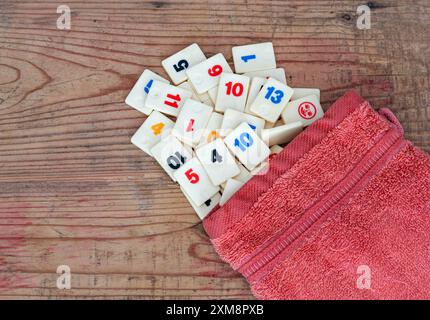 Klassisches Brettspiel, Tasche mit rummikub-Fliesen auf Holztisch mit Kopierraum Stockfoto