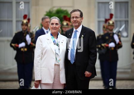 Der israelische Präsident Isaac Herzog und seine Frau Michal Herzog nahmen am 26. Juli 2024 im Elysee-Palast Teil, der vor der Eröffnungszeremonie der Olympischen Spiele 2024 in Paris stattfand. Foto: Raphael Lafargue/ABACAPRESS. KOM Stockfoto