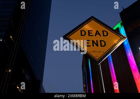 Sackgasse Straßenschild während der blauen Stunde mit Kopierraum Stockfoto