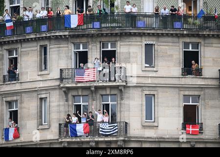 Paris, Frankreich. Juli 2024. Olympia, Paris 2024, Eröffnungszeremonie der Olympischen Sommerspiele, die Menschen beobachten die Eröffnungszeremonie von ihren Balkonen aus. Quelle: Sina Schuldt/dpa/Alamy Live News Stockfoto