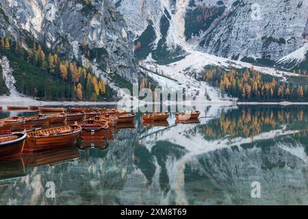 pragser See in den dolomiten im Herbst, Reflexion auf dem Wasser, Italien Stockfoto