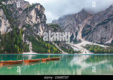 pragser See in den dolomiten im Herbst, Reflexion auf dem Wasser, Italien Stockfoto