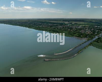 Ein Schiff, das vom Hafen in den Balaton fährt. Das Wasser des Sees ist zweifarbig Stockfoto