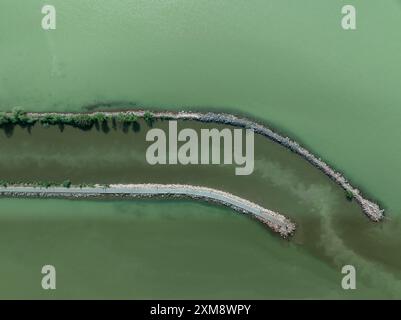 Ein Schiff, das vom Hafen in den Balaton fährt. Das Wasser des Sees ist zweifarbig Stockfoto