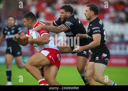 Rumpf, Großbritannien. Juli 2024. ***Ryan Hall wird von Hakim Miloudi während des Super League-Spiels zwischen Hull KR und London Broncos am 26. Juli 2024 im Sewell Group Craven Park, Hull, UK, angegriffen. Foto von Simon Hall. Nur redaktionelle Verwendung, Lizenz für kommerzielle Nutzung erforderlich. Keine Verwendung bei Wetten, Spielen oder Publikationen eines einzelnen Clubs/einer Liga/eines Spielers. Quelle: UK Sports Pics Ltd/Alamy Live News Stockfoto