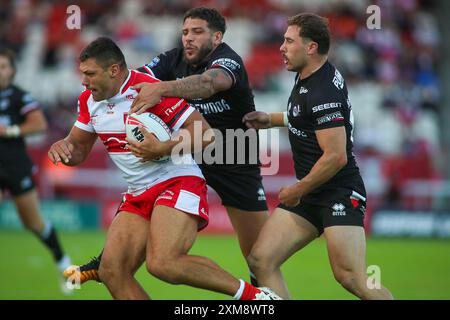 Rumpf, Großbritannien. Juli 2024. *** Hakim Miloudi aus London kämpft gegen Ryan Hall of Hull KR während des Super League-Spiels zwischen Hull KR und London Broncos im Sewell Group Craven Park, Hull, UK am 26. Juli 2024. Foto von Simon Hall. Nur redaktionelle Verwendung, Lizenz für kommerzielle Nutzung erforderlich. Keine Verwendung bei Wetten, Spielen oder Publikationen eines einzelnen Clubs/einer Liga/eines Spielers. Quelle: UK Sports Pics Ltd/Alamy Live News Stockfoto