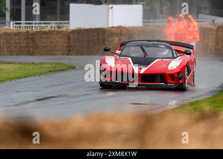 2019 Ferrari FXX-K Evo Sportwagen, der bei starkem Regen die nasse Bergstrecke beim Goodwood Festival of Speed 2024 befährt Stockfoto