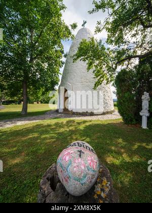 Die Ofenkapelle (ungarischer Name ist Kemence kapolna) ist ein einzigartiger Anblick in der Grafschaft Zala, Ungarn. Ein ofenförmiger kleiner Tempel auf einem Weinberg. Stockfoto
