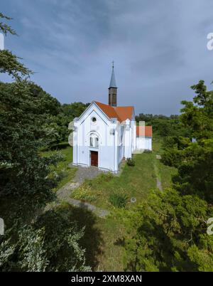 Die Szapary-Kapelle in Tiszabura, Ungarn, ist ein neogotisches Gebäude, das von der Familie Szapary erbaut wurde und mit Spitzbogenfenstern und einem Ornat ausgestattet ist Stockfoto