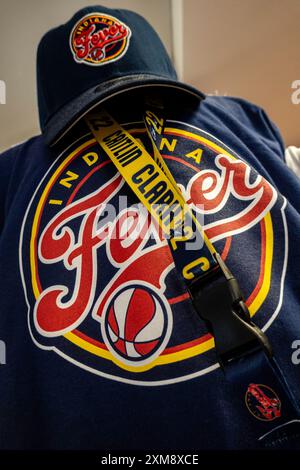 Markenartikel sind im NBA Store auf der Fifth Avenue in New York City, USA 2024 beliebt Stockfoto