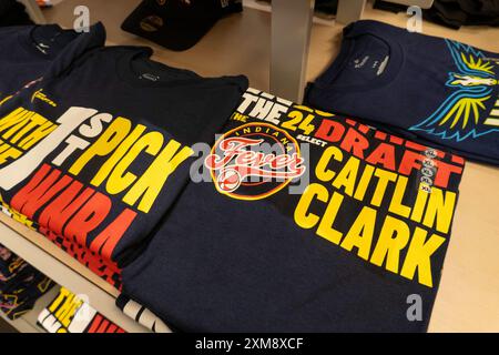 Markenartikel sind im NBA Store auf der Fifth Avenue in New York City, USA 2024 beliebt Stockfoto