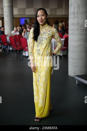 Berlin, Deutschland. Juli 2024. Moderatorin Vanessa Vu, fotografiert im Veranstaltungsort Dong Xuan Center zur Eröffnung des Pop-Kultur-Festivals „Song o Berlin“. Vom 25. Bis 28. Juli können Musik, Comedy, Kino, darstellende Kunst und kulinarische Genüsse von einer jungen Künstlergeneration erlebt werden, die in Berlin aufgewachsen ist, aber von beiden kulturellen Welten beeinflusst ist. Quelle: Soeren Stache/dpa/Alamy Live News Stockfoto