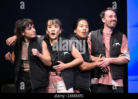 Berlin, Deutschland. Juli 2024. Die Zirkus- und urbane Tanzkompanie „The Funky Monkeys“ tritt im Event House des Dong Xuan Centers auf, um das Festival „Song o Berlin“ der deutschen Popkultur zu eröffnen. Vom 25. Bis 28. Juli können Musik, Comedy, Kino, darstellende Kunst und kulinarische Genüsse von einer jungen Künstlergeneration erlebt werden, die in Berlin aufgewachsen ist, aber von beiden kulturellen Welten beeinflusst ist. Quelle: Soeren Stache/dpa/Alamy Live News Stockfoto