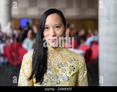 Berlin, Deutschland. Juli 2024. Moderatorin Vanessa Vu, fotografiert im Veranstaltungsort Dong Xuan Center zur Eröffnung des Pop-Kultur-Festivals „Song o Berlin“. Vom 25. Bis 28. Juli können Musik, Comedy, Kino, darstellende Kunst und kulinarische Genüsse von einer jungen Künstlergeneration erlebt werden, die in Berlin aufgewachsen ist, aber von beiden kulturellen Welten beeinflusst ist. Quelle: Soeren Stache/dpa/Alamy Live News Stockfoto