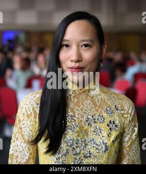 Berlin, Deutschland. Juli 2024. Moderatorin Vanessa Vu, fotografiert im Veranstaltungsort Dong Xuan Center zur Eröffnung des Pop-Kultur-Festivals „Song o Berlin“. Vom 25. Bis 28. Juli können Musik, Comedy, Kino, darstellende Kunst und kulinarische Genüsse von einer jungen Künstlergeneration erlebt werden, die in Berlin aufgewachsen ist, aber von beiden kulturellen Welten beeinflusst ist. Quelle: Soeren Stache/dpa/Alamy Live News Stockfoto