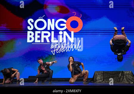 Berlin, Deutschland. Juli 2024. Die Zirkus- und urbane Tanzkompanie „The Funky Monkeys“ tritt im Event House des Dong Xuan Centers auf, um das Festival „Song o Berlin“ der deutschen Popkultur zu eröffnen. Vom 25. Bis 28. Juli können Musik, Comedy, Kino, darstellende Kunst und kulinarische Genüsse von einer jungen Künstlergeneration erlebt werden, die in Berlin aufgewachsen ist, aber von beiden kulturellen Welten beeinflusst ist. Quelle: Soeren Stache/dpa/Alamy Live News Stockfoto