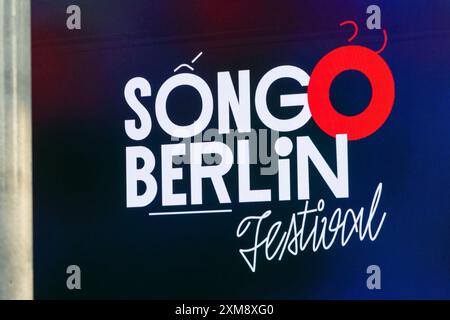 Berlin, Deutschland. Juli 2024. Während der Eröffnung des Vietnamesisch-deutschen Popkultur Festivals erscheinen die Worte „Song o Berlin“ auf einer Videoanzeige über der Bühne im Dong Xuan Center Event House. Vom 25. Bis 28. Juli können Musik, Comedy, Kino, darstellende Kunst und kulinarische Genüsse von einer jungen Künstlergeneration erlebt werden, die in Berlin aufgewachsen ist, aber von beiden kulturellen Welten beeinflusst ist. Quelle: Soeren Stache/dpa/Alamy Live News Stockfoto