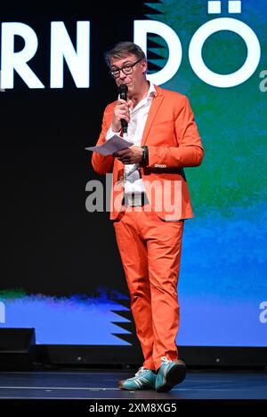 Berlin, Deutschland. Juli 2024. Moderator Jörn Döring veranstaltet die Eröffnung des Pop-Kultur-Festivals „Song o Berlin“ im Dong Xuan Center. Vom 25. Bis 28. Juli werden Musik, Comedy, Kino, darstellende Kunst und kulinarische Köstlichkeiten von einer jungen Künstlergeneration präsentiert, die in Berlin aufgewachsen ist, aber von beiden kulturellen Welten beeinflusst ist. Quelle: Soeren Stache/dpa/Alamy Live News Stockfoto