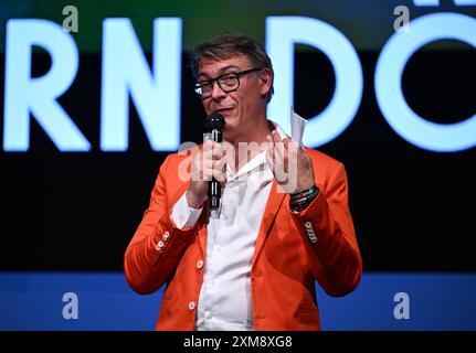 Berlin, Deutschland. Juli 2024. Moderator Jörn Döring veranstaltet die Eröffnung des Pop-Kultur-Festivals „Song o Berlin“ im Dong Xuan Center. Vom 25. Bis 28. Juli werden Musik, Comedy, Kino, darstellende Kunst und kulinarische Köstlichkeiten von einer jungen Künstlergeneration präsentiert, die in Berlin aufgewachsen ist, aber von beiden kulturellen Welten beeinflusst ist. Quelle: Soeren Stache/dpa/Alamy Live News Stockfoto
