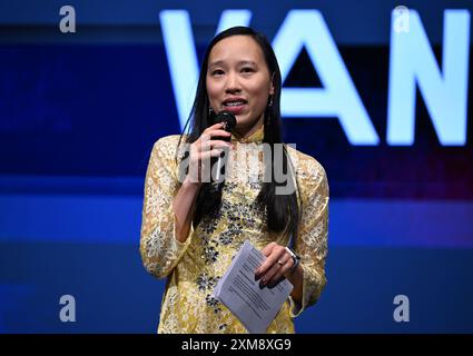 Berlin, Deutschland. Juli 2024. Moderatorin Vanessa Vu veranstaltet im Dong Xuan Center die Eröffnung des Pop-Kultur-Festivals „Song o Berlin“. Vom 25. Bis 28. Juli werden Musik, Comedy, Kino, darstellende Kunst und kulinarische Köstlichkeiten von einer jungen Künstlergeneration präsentiert, die in Berlin aufgewachsen ist, aber von beiden kulturellen Welten beeinflusst ist. Quelle: Soeren Stache/dpa/Alamy Live News Stockfoto