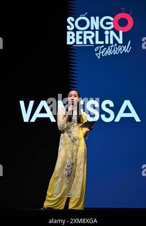 Berlin, Deutschland. Juli 2024. Moderatorin Vanessa Vu veranstaltet im Dong Xuan Center die Eröffnung des Pop-Kultur-Festivals „Song o Berlin“. Vom 25. Bis 28. Juli werden Musik, Comedy, Kino, darstellende Kunst und kulinarische Köstlichkeiten von einer jungen Künstlergeneration präsentiert, die in Berlin aufgewachsen ist, aber von beiden kulturellen Welten beeinflusst ist. Quelle: Soeren Stache/dpa/Alamy Live News Stockfoto