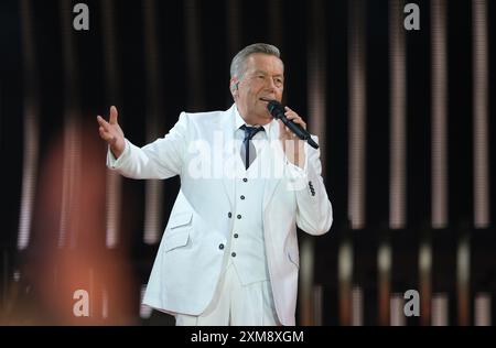 Dresden, Deutschland. Juli 2024. Popsänger Roland Kaiser beim Kaisermania-Konzert. Nach dem Auftakt am Freitag wird der Star am 27.07.2024 und am 03 auftreten. Und 04.08.2024 am Elbufer. Alle Shows sind ausverkauft. Quelle: Sebastian Willnow/dpa/Alamy Live News Stockfoto