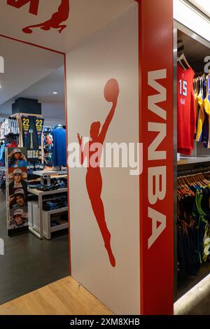 Markenartikel sind im NBA Store auf der Fifth Avenue in New York City, USA 2024 beliebt Stockfoto