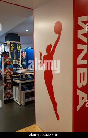 Markenartikel sind im NBA Store auf der Fifth Avenue in New York City, USA 2024 beliebt Stockfoto