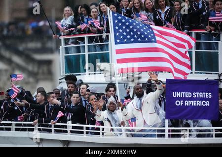 Das Team United States of America und die Fahnenträger Coco Gauff und Lebron James während der Eröffnungszeremonie der Olympischen Spiele 2024 in Frankreich. Bilddatum: Freitag, 26. Juli 2024. Stockfoto