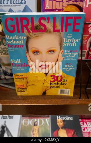 Barnes & Noble Booksellers auf der Fifth Avenue in New York City bietet eine große Auswahl an Zeitschriften. USA 2024 Stockfoto