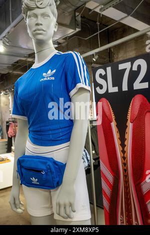 Adidas Flaggschiff-Storefront befindet sich an der 565 Fifth Avenue in New York City, USA 2024 Stockfoto