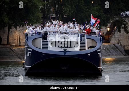 PARIS: Boote mit dem niederländischen Team während der Eröffnungszeremonie der Olympischen Spiele in Paris. Zum ersten Mal in der Geschichte der Olympischen Sommerspiele findet die Eröffnungszeremonie nicht in einem Stadion statt, sondern an der seine. ANP REMKO DE WAAL niederlande raus - belgien raus Stockfoto