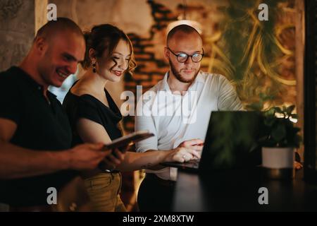 Geschäftskollegen, die in einem modernen Büro ein Meeting halten und neue Strategien diskutieren Stockfoto