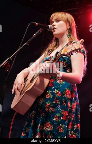 Lulworth, Großbritannien. Juli 2024. Die englische Sängerin und Songwriterin Katie Grace wurde live auf der Bühne im Camp Bestival Lulworth Castle gesehen. Quelle: SOPA Images Limited/Alamy Live News Stockfoto