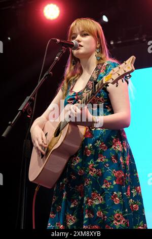 Lulworth, Großbritannien. Juli 2024. Die englische Sängerin und Songwriterin Katie Grace wurde live auf der Bühne im Camp Bestival Lulworth Castle gesehen. Quelle: SOPA Images Limited/Alamy Live News Stockfoto